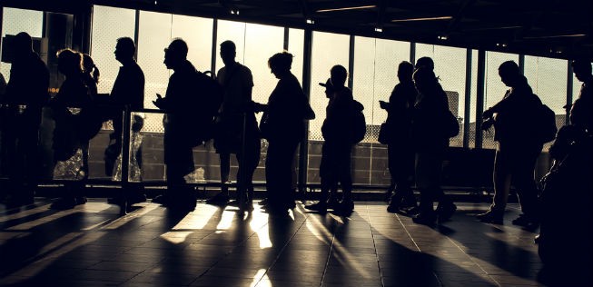 Lange Warteschlangen beim Boarding: Das Anstehen könnte dank einer simplen Methode bald ein Ende haben.