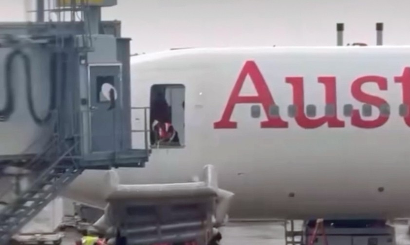 Die Notrutsche wird abtransportiert: Verzögerungen beim Abflug der Boeing 767 von Austrian Airlines.