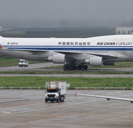 Boeing 747 von Air China Cargo im Jahr 2012: Später flog sie für ACT Airlines, Saudi Arabian Airlines, Air Cargo Global, Aerotranscargo und bald hebt sie als G-UNET für One Air ab.