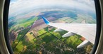Blick aus einem Flugzeugfenster: Künftig soll GPS durch ein neues Navigationssystem abgelöst werden.