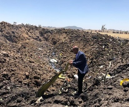 Der damalige Chef von Ethiopian Airlines besucht die Unfallstelle: Neue Vorwürfe an Boeing.