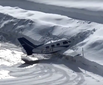 Flugzeug bleibt an Kultflugplatz im Schnee stecken
