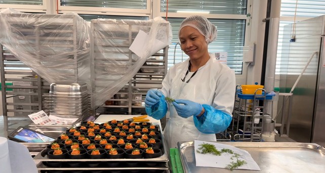 Auch in der Küche von Gate Gourmet wird vieles von Hand gemacht.