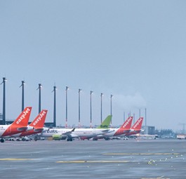 Flugzeuge von Easyjet und Air Baltic am BER: Preise noch nicht wieder auf Niveau von 2019.