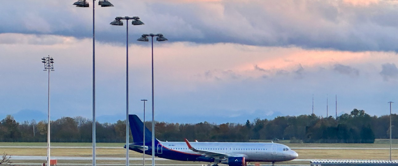 Der gestrandete A320 von Aeroflot in München: Bleibt vorerst weiter vor Ort.