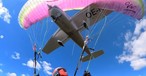 Der Moment vor dem Absturz: Die Cessna kollidiert mit dem Gleitschirm.