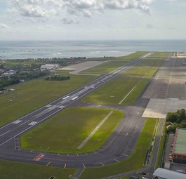 Der aktuelle Flughafen von Bali aus der Luft: Es gibt nur eine Piste.