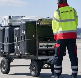 Swissport-Mitarbeiter mit Gepäck: Corona bringt neue Herausforderungen.