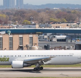 Mit dem Totalschaden einer Boeing 757-200 im November 2018 begannen die Probleme für Fly Jamaica. Die Airline musste Flugzeuge leasen, konnte aber die Nachfrage trotzdem nicht decken. Die Entschädigungsforderungen von Passagieren wurden immer höher, was wiederum das Leasing von Fliegern sehr schwierig machte. Ende März 2019 musste sie <a href="https://www.aerotelegraph.com/fly-jamaica-schickt-alle-angestellen-nach-hause" target="_blank" rel="noopener">alle Mitarbeiter entlassen</a>.