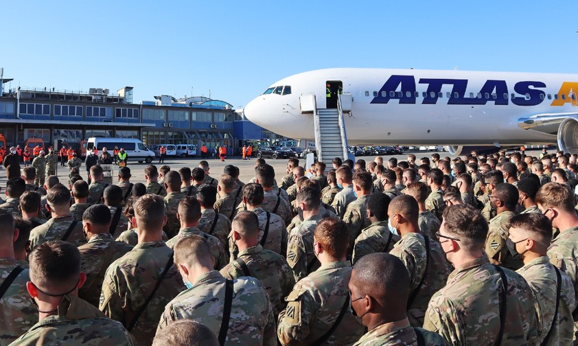 Amerikanische Soldaten der 3rd Infantry Division aus Georgia in den USA am 1. März 2022 am Flughafen Nürnberg, ...