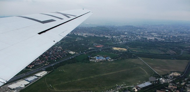 Der Flugplatz Budaörs mit den zwei Graspisten, aufgenommen aus der Li-2.