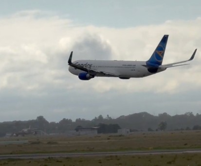 Condors letzte Boeing 767 verabschiedet sich mit tiefem Überflug aus Deutschland