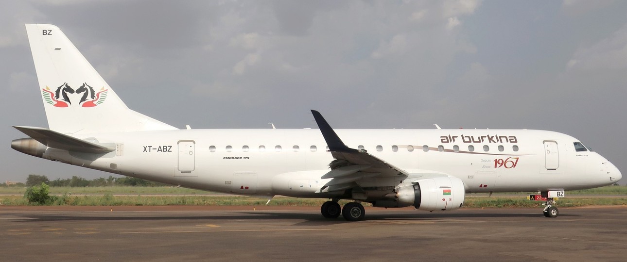 Eine Embraer E175 von Air Burkina: Die Fluglinie kämpft ums Überleben.