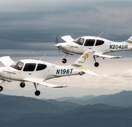 Zwei Cirrus Trac10 in der Luft: Das neue Trainingsflugzeug soll ab 2027 ausgeliefert werden.