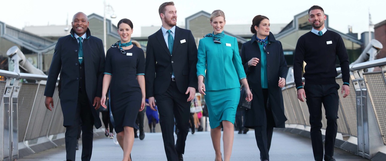 Die neuen Kabinenuniformen von Aer Lingus: Im Gegensatz zur Bemalung der Flugzeugen ändert sich die Farbe Grün nicht, Der Lingus führt aber ein neues Marineblau ein.