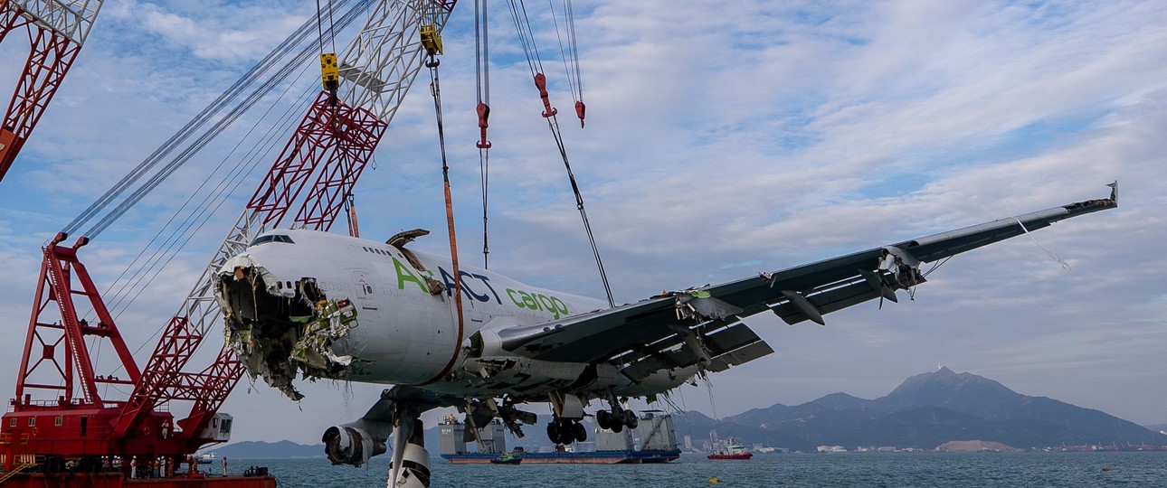 Die Bergung des Rumpfes der Boeing 747 F von Air ACT: Die Teile dienen der Ermittlung.