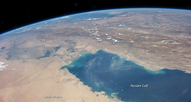 Der Persisische Golf aus der ISS gesehen: Sieht freidlich aus, ist es aber derzeit nicht.