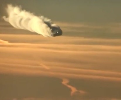 Dreamliner mit Riesen-Kondensstreifen