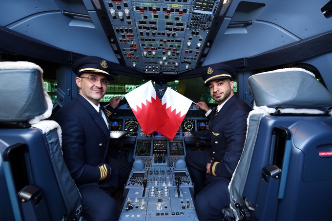 Ein Blick in das Cockpit von Emirates' Superjumbo (hier bei einem Spezialflug anläßlich des Nationalfeiertages von Bahrain).