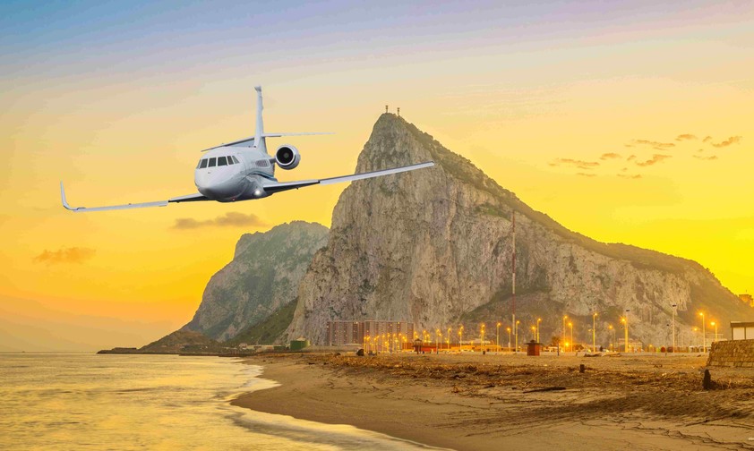 Businessjet vor dem Felsen von Gibraltar: Das britische Territorium baut ein eigenes Flugzeugregister auf.