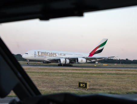 Blick aus dem Cockpit: Bei vielen Airlines steuert am Boden der Kapitän.