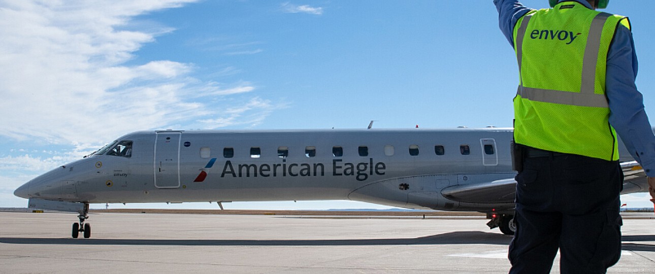 Embraer E145 von Envoy Air: Unter dem Namen American Eagle führen Regionalfluglinien Zubringerflüge für American Airlines durch. Viele Jets bleiben aktuell aber am Boden.