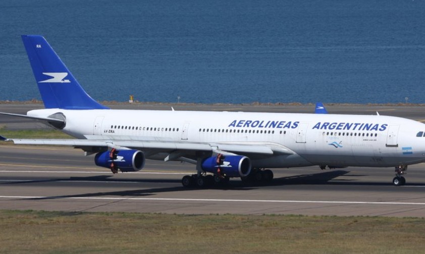 Aerolíneas Argentinas' Airbus A340-200 mit dem Kennzeichen LV-ZRA: Hier im Jahr 2010 in Sydney zu sehen, und ...