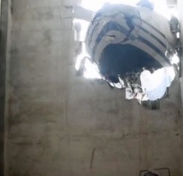 So heftig ließ der Sturm das Flugzeug ins Haus krachen