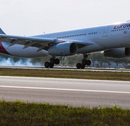 Airbus A330 von Eurowings in Düsseldorf: Ab dem Winterflugplan 2019/2020 heben solche Jets in DUS nur noch unter der Regie von Brussels Airlines ab.