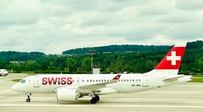 Airbus A220 von Swiss: Die Airline hat aktuell zu viele Flugbegleitende.