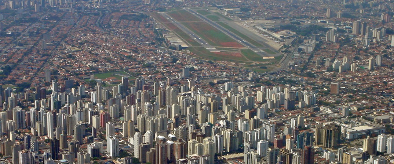 São Paulo Congonhas liegt heute mitten in der Stadt. Bei guten Verkehrsverhältnissen ist man vom Stadtzentrum in 20 Minuten am Gate.