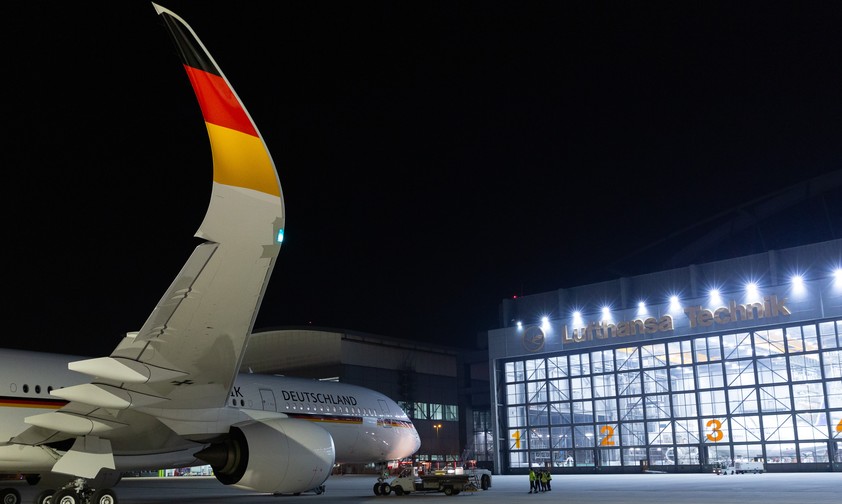 Der Airbus A350-900 mit dem Kennzeichen 10+01 bei Lufthansa Technik in Hamburg: Der Jet ...