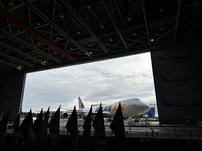 Blick aus dem Hangar auf die letzte Boeing 747.