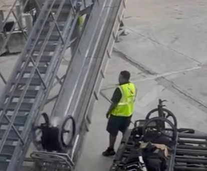 Wenn ein Rollstuhl vom Flugzeug aufs Vorfeld knallt - und darüber gelacht wird