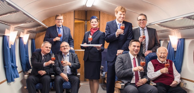 Zusammen mit dem sächsischen Verkehrsminister und Vertretern von Flughafen und Industrie stößt der ehemalige Testpilot mit Tomatensaft auf seinen ehemaligen Arbeitsplatz an.
