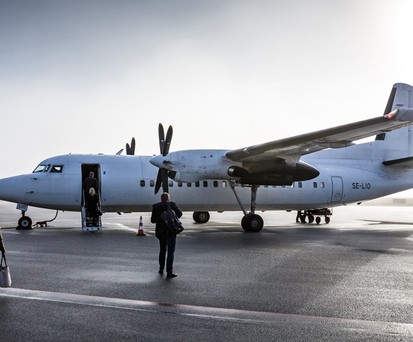 Eine Fokker 50 von Amapola Flyg. Die schwedische Fluggesellschaft besitzt 20 Exemplare des Turbopropfliegers.