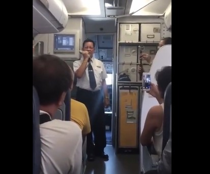 Pilot verabschiedet sich emotional in die Rente