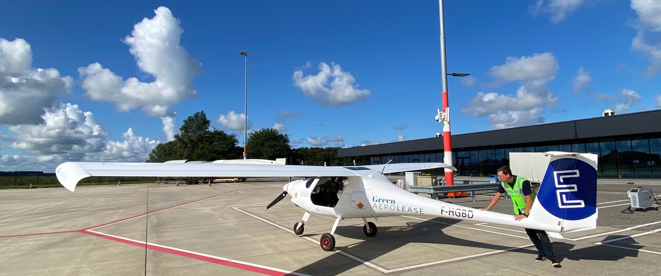 Pilot Hendrik Heerschap schiebt die Pipistrel Velis Electro in Position.