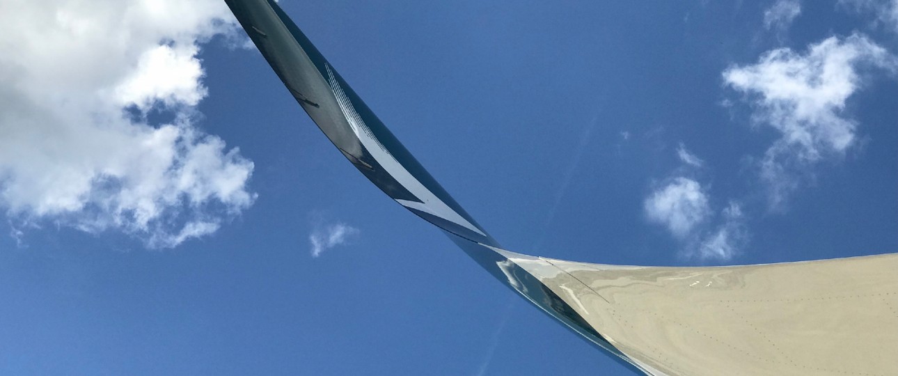 Winglet eines Airbus A350 von Cathay Pacific: Die Airline baut die Flotte aus.