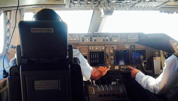 Und hier noch der Platz für den wir auch den edelsten Flugzeugsitz aufgeben würden: Der im Cockpit.