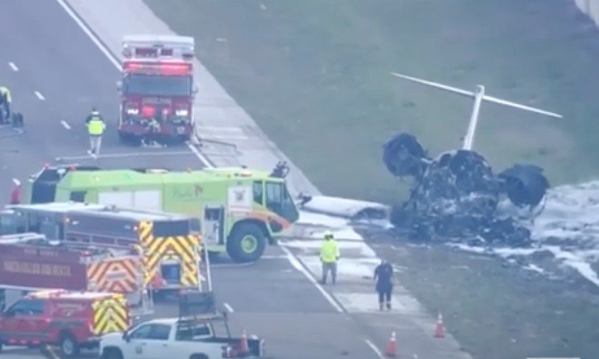 Bilder von Hop-A-Jet Flug 823 nach dem Absturz: Die Flugbegleiterin rettete mit ihrem Einsatz Leben.