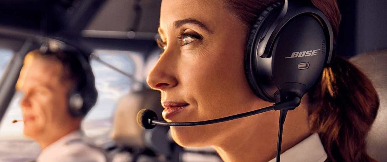Eine Pilotin trägt das Bose A30-Headset: Nach 13 Jahren das erste Mal ein neues.
