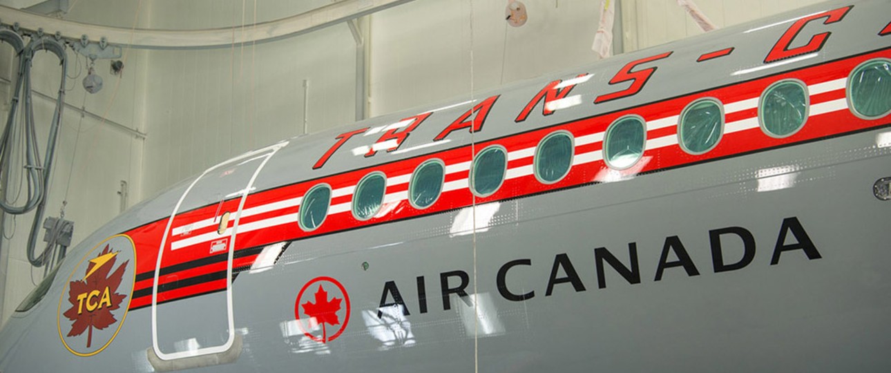 Neuer Airbus A220-300 von Air Canada mit historischer Bemalung: Der Jet hat einen kleinen Air-Canada-Schriftzug und ...