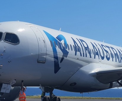 Ein Airbus A220 von Air Austral: Die Airline verkauft die drei Flugzeuge wieder.
