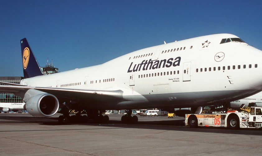 Boeing 747 von Lufthansa: Sie trägt das Kennzeichen ABVW und den Taufnamen Wolfsburg. Erkennen Sie den Zusammenhang?