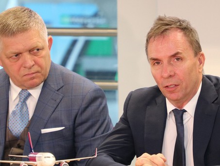 Der slowakische Premier Robert Fico und Wizz Air-Chef József Váradi: Historischer Ausbau in Bratislava.