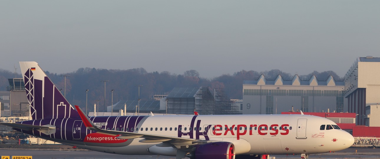 A320 Neo von Hong Kong Express am Airbus-Werk Hamburg-Finkenwerder: Die Fluggesellschaft könnte den Besitzer wechseln.