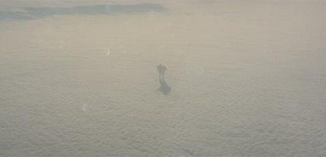 Foto des Easyjet-Passagiers: Was meinen Sie – wie ist dieser Wolkenmann entstanden?