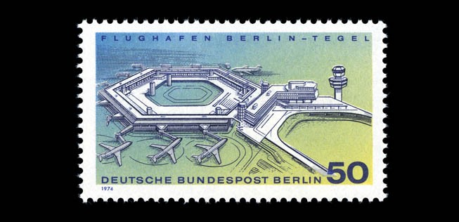 Den ersten planmäßigen Flug führt Dan-Air mit einer BAC One-Eleven durch. Doch in den ersten Monaten nach der Eröffnung landen nur wenige Flieger. Die Airlines scheuen den Umzug von Tempelhof wegen der hohen Kosten.