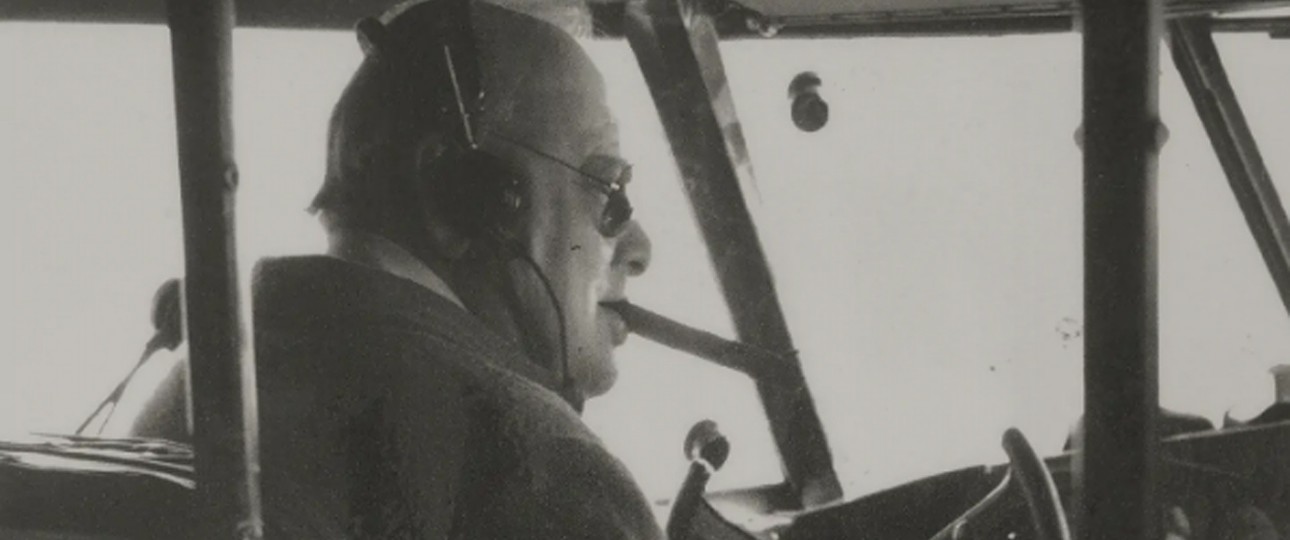 Der britische Premierminister Winston Churchill im Jahr 1942 am Steuer der Boeing 314 mit dem Taufnamen Berwick.